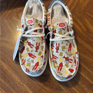 Hey Dude Wally Crawfish Boil - Light Gray and Red Crawfish